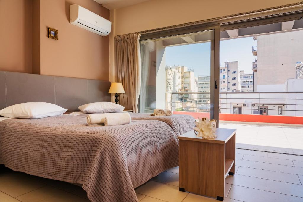 Un pat sau paturi într-o cameră la Athens City Center Apartments