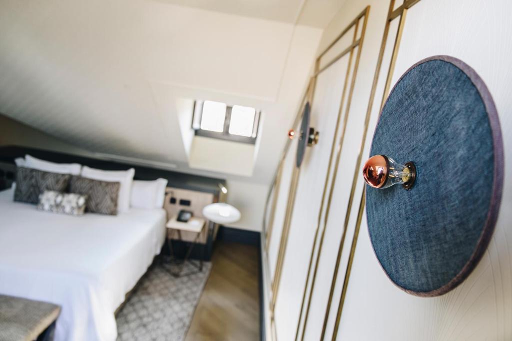ein Hotelzimmer mit einem Bett und einer Tür in der Unterkunft CoolRooms Palacio de Atocha in Madrid