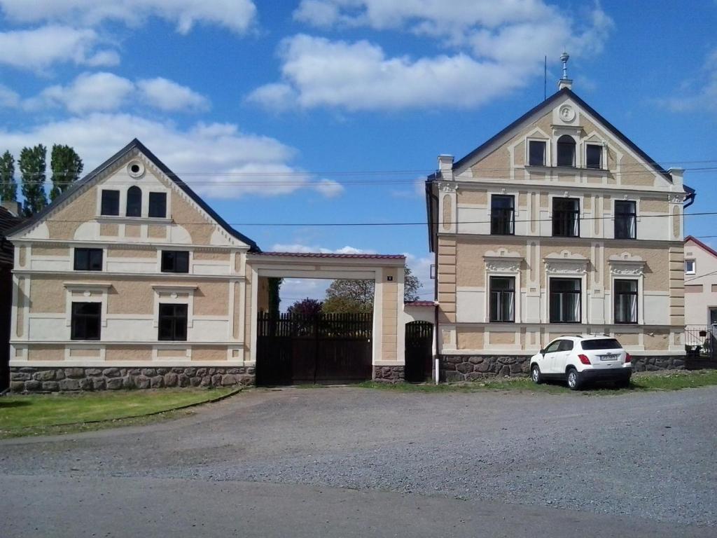 un coche blanco estacionado frente a una casa en Sportpension Ostromeč, en Velký Malahov