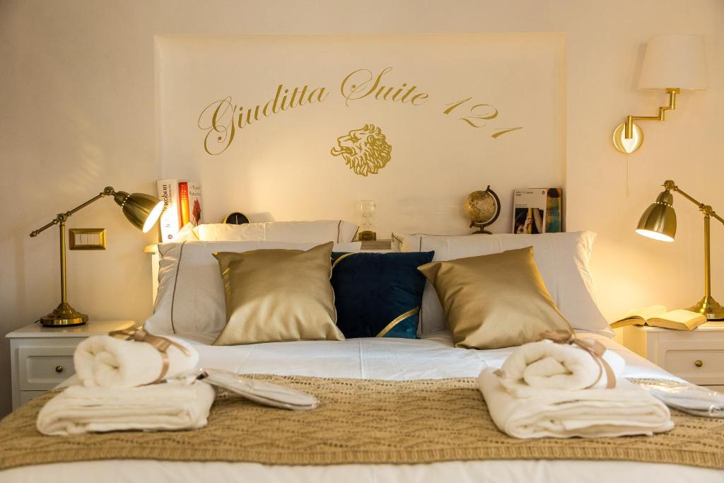 1 dormitorio con 1 cama con toallas en Giuditta Suite 121 Trastevere Roma, en Roma