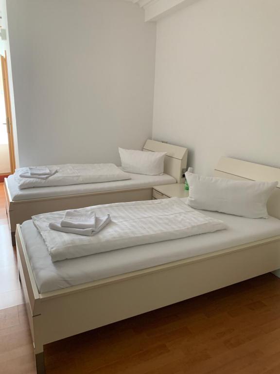 Tempat tidur dalam kamar di Linde Restaurant & Hotel