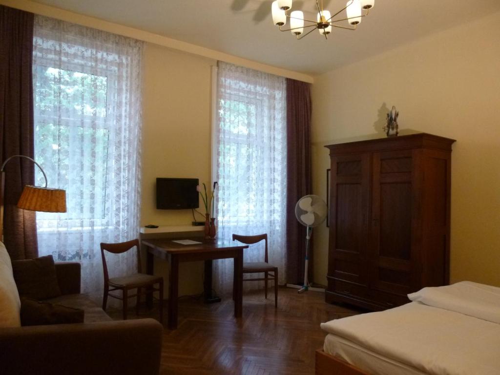 Televízia a/alebo spoločenská miestnosť v ubytovaní Haus Max