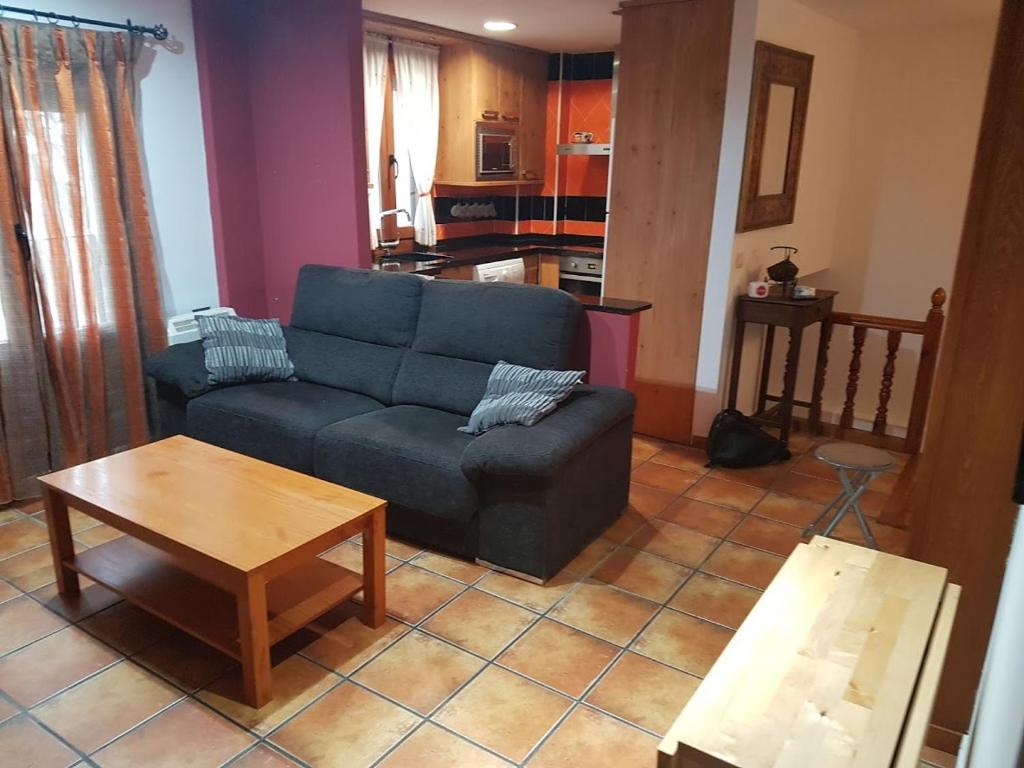 - un salon avec un canapé et une table basse dans l'établissement Santa Lucía, à Cuenca