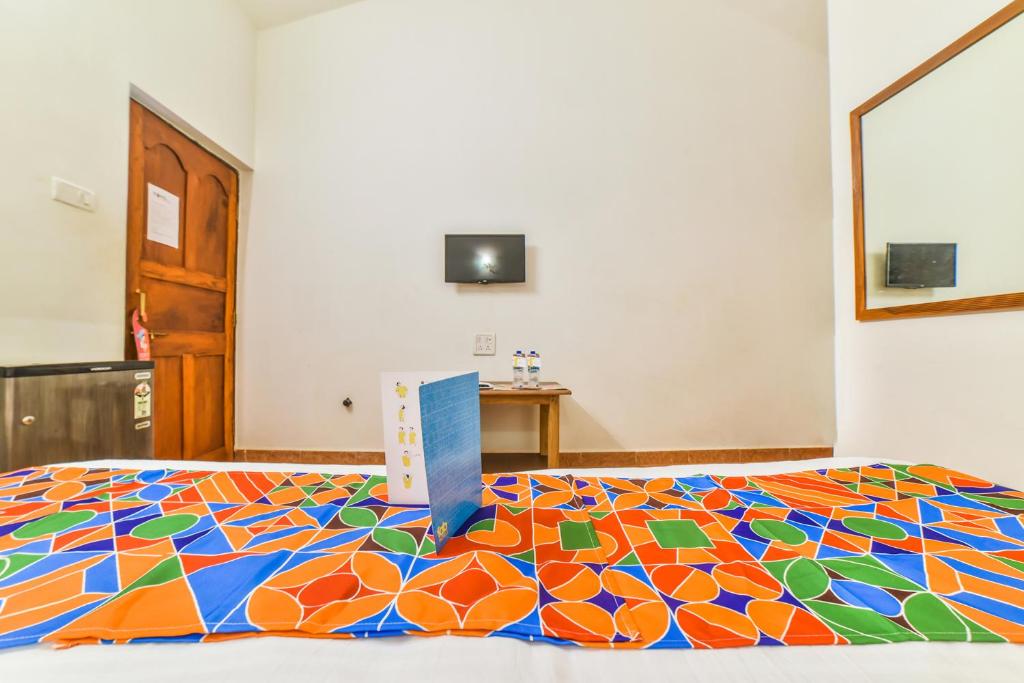 TV a/nebo společenská místnost v ubytování FabHotel Yoyo Cottage With Pool - Nr Chapora Fort