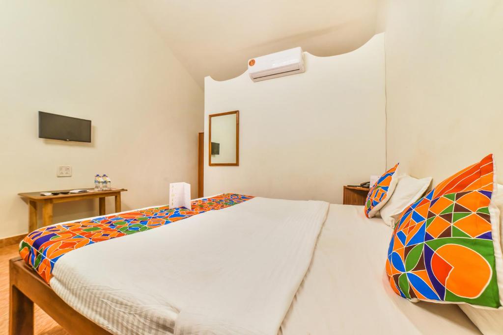 Postel nebo postele na pokoji v ubytování FabHotel Yoyo Cottage With Pool - Nr Chapora Fort