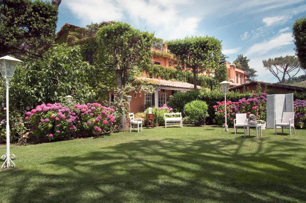 A garden outside Hotel La Locanda Dei Ciocca