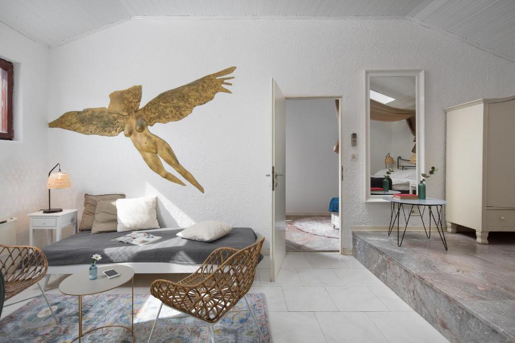 1 dormitorio con 1 cama con un pájaro en la pared en Villa Cissa Apartments by Irundo, en Rovinj