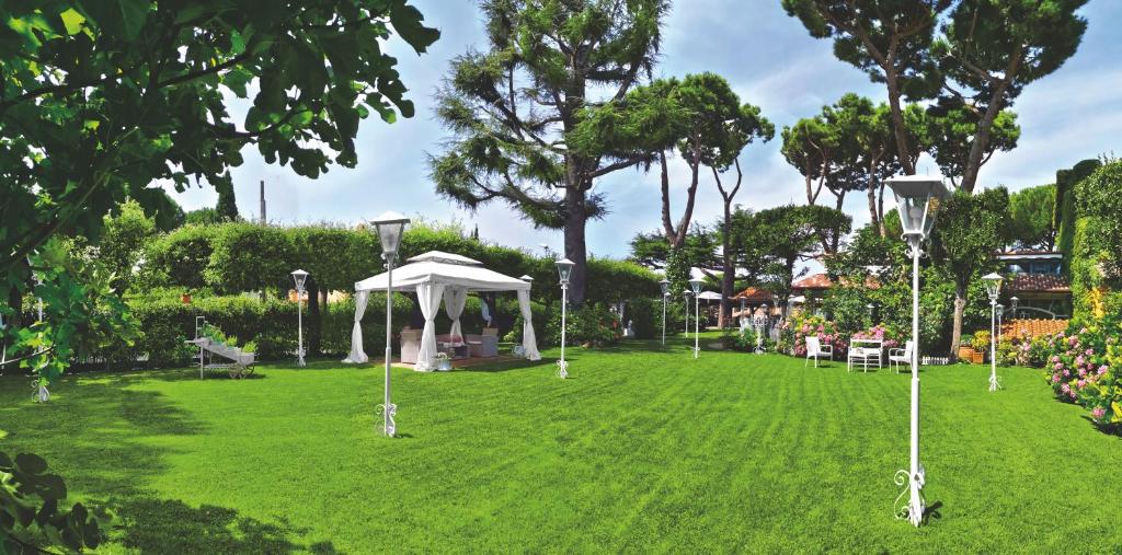 A garden outside Hotel La Locanda Dei Ciocca