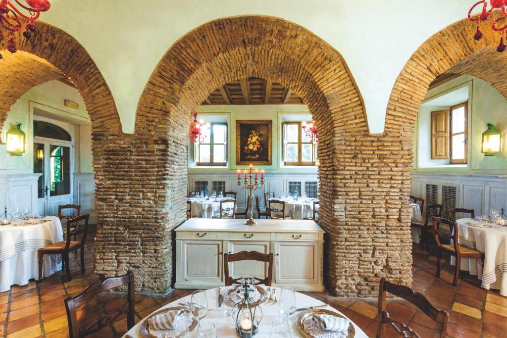 A restaurant or other place to eat at Hotel La Locanda Dei Ciocca