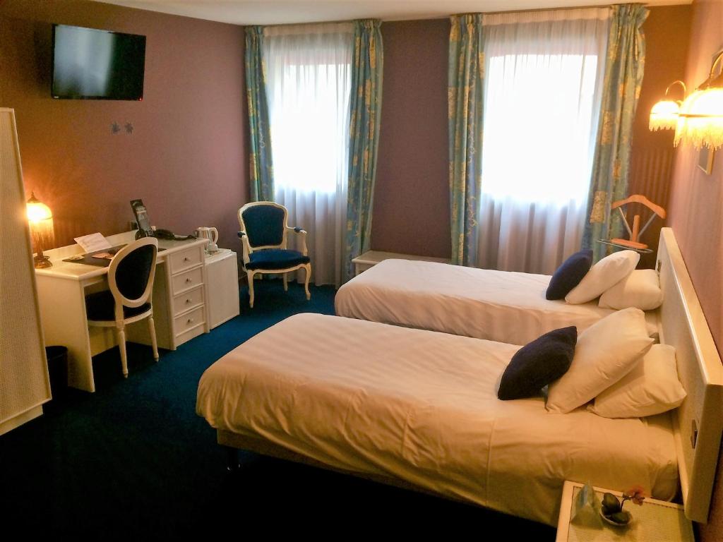 Postel nebo postele na pokoji v ubytování Hotel De Clisson Saint Brieuc