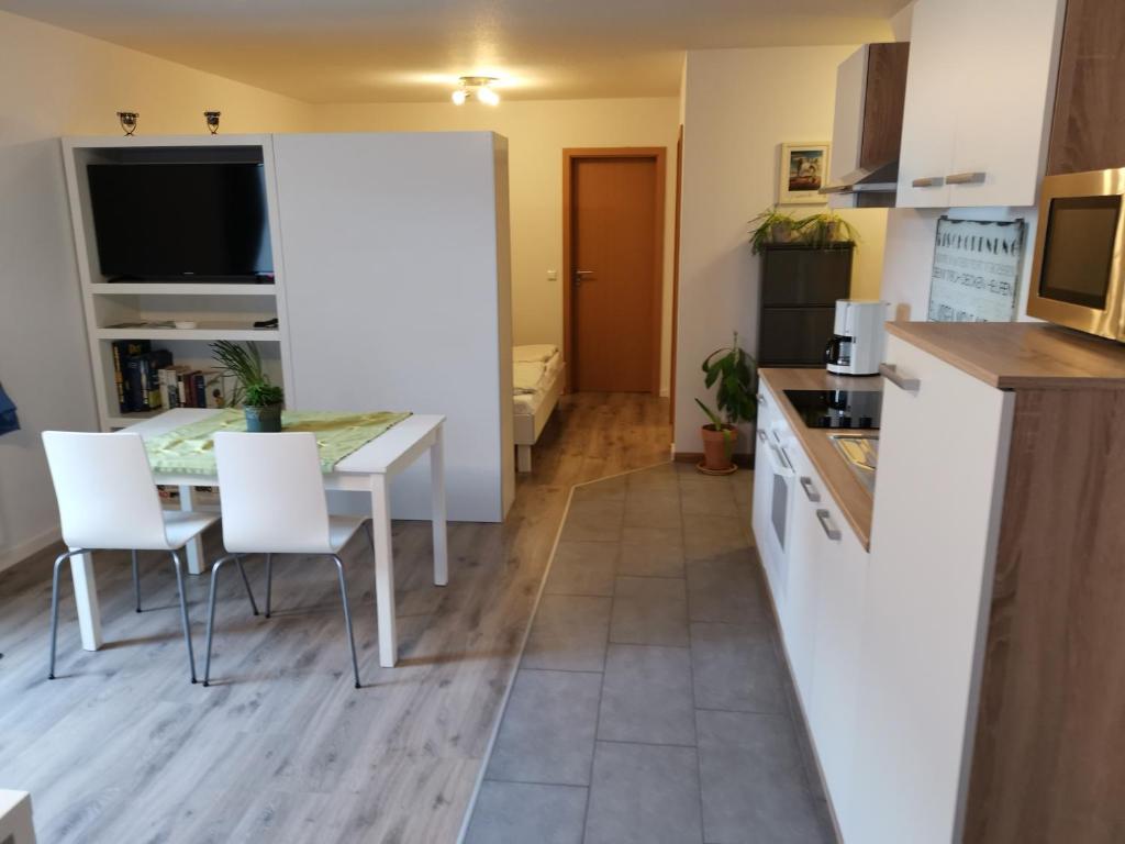 modernes Appartement Schwarzwald Nähe Freiburg 주방 또는 간이 주방