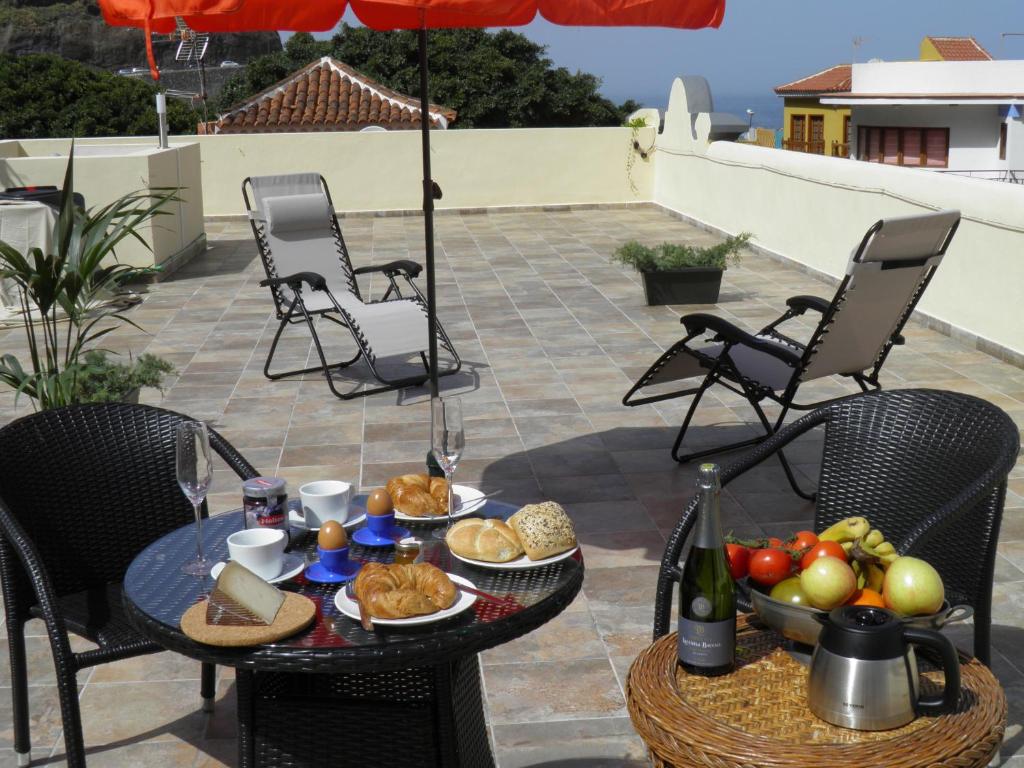 una mesa con una bandeja de comida en el patio en Casa de Isora en Garachico