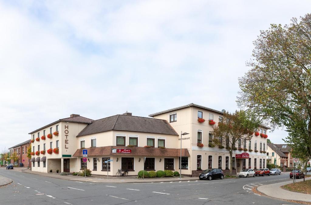 un bâtiment au coin d'une rue dans l'établissement Hotel Daub, à Bremervörde