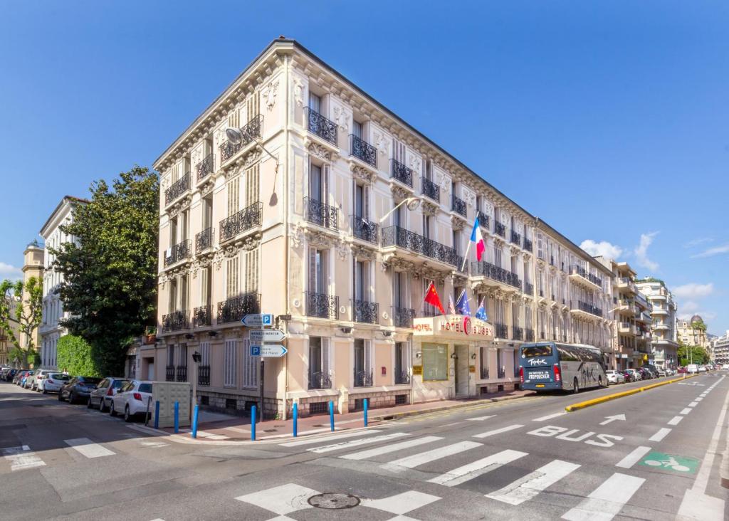 un gran edificio al lado de una calle en Hotel Busby, en Niza