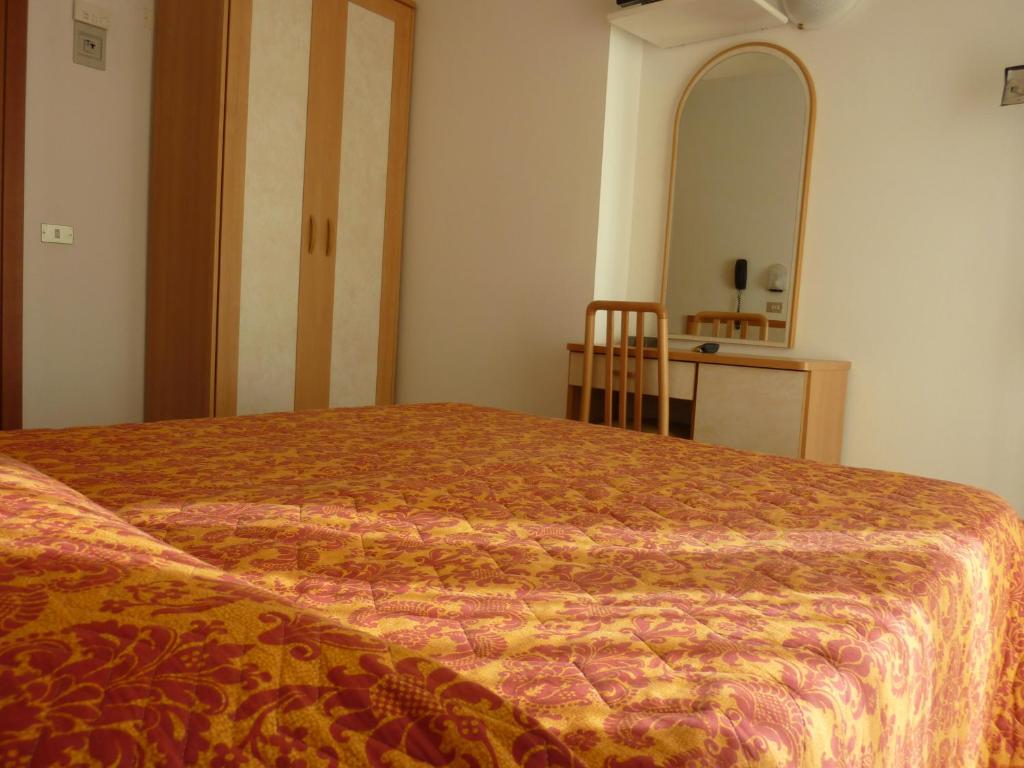 Postel nebo postele na pokoji v ubytování Hotel Apis