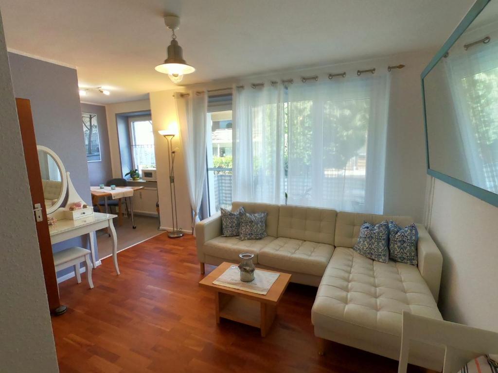 ein Wohnzimmer mit einem Sofa und einem Tisch in der Unterkunft Apartment Maritime in Bad Krozingen