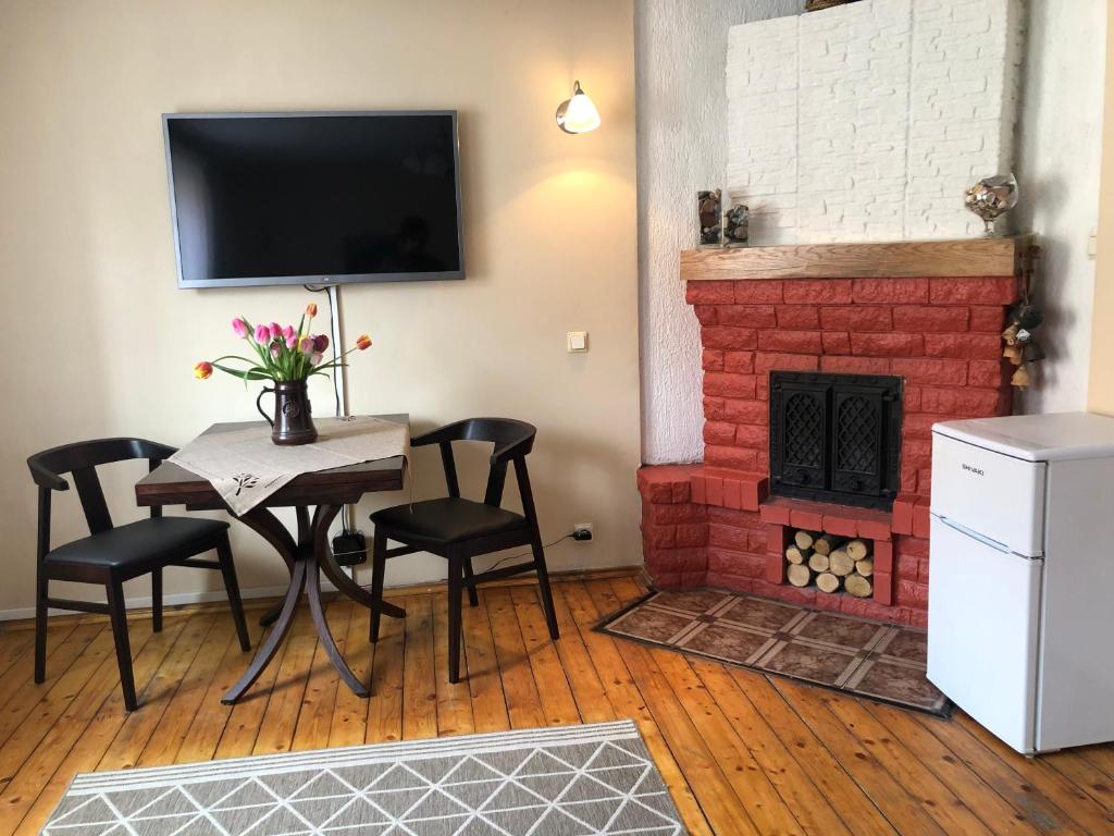 TV a/nebo společenská místnost v ubytování Apartamentai Viktorija