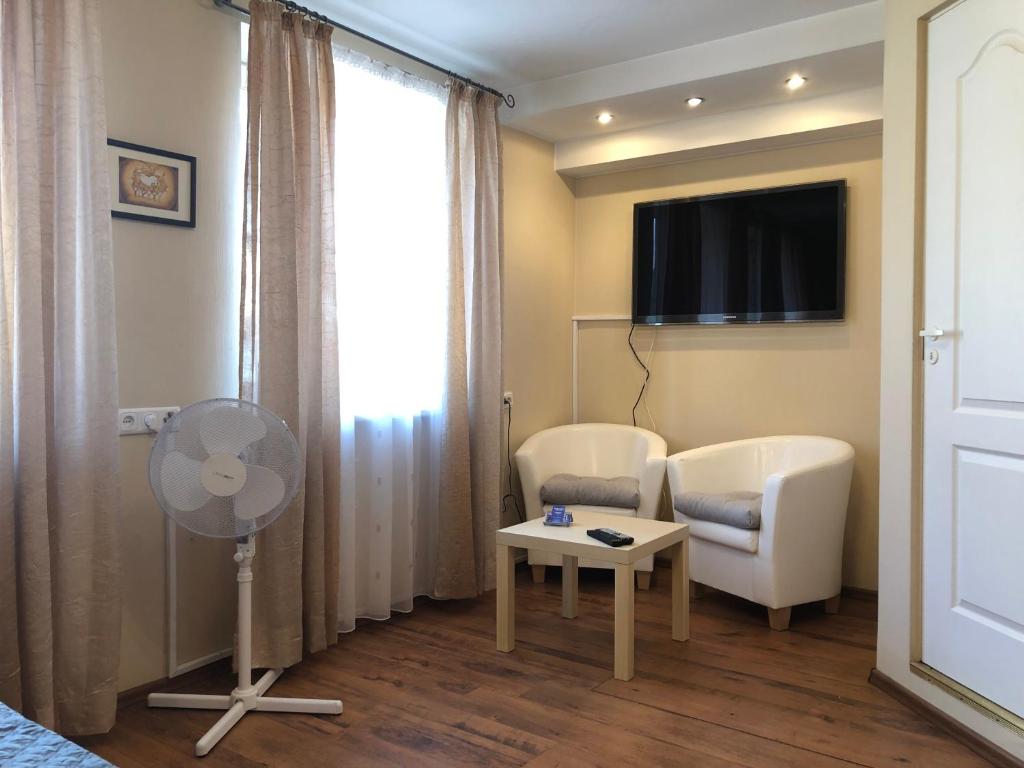 TV a/nebo společenská místnost v ubytování Apartamentai Viktorija