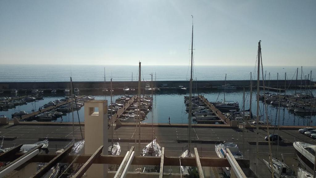 uma vista para uma marina com barcos na água em RMP60 Luminoso Duplex Residencial Marina del Port Calafat em L'Ametlla de Mar