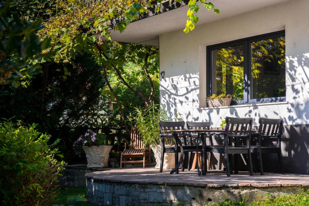 un grupo de sillas y una mesa en un patio en Apartment by the creek en Tolmin