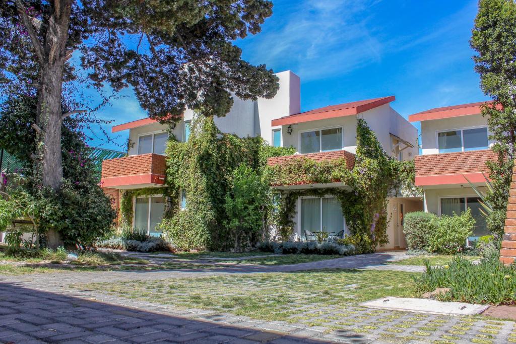 an exterior view of a house with ivy at Privada 400 in Pachuca de Soto