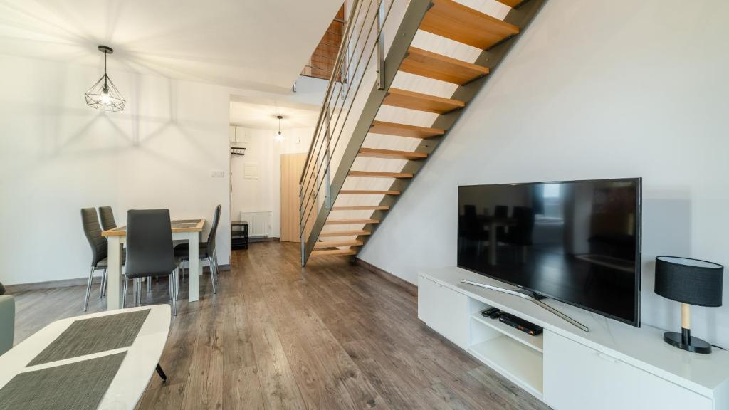 Televízia a/alebo spoločenská miestnosť v ubytovaní Apartamenty Sun & Snow Sarnia Residence