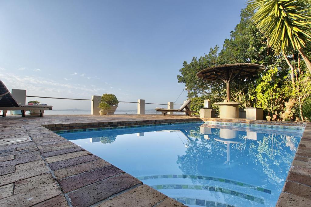 una piscina con vistas al océano en Bluegum Hill Guesthouse & Apartments - Loadshedding-Lights & WIFI always on, en Ciudad del Cabo