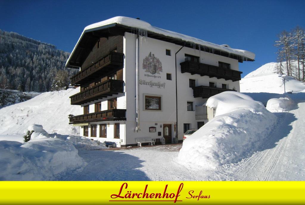 Ein Gebäude mit viel Schnee. in der Unterkunft Lärchenhof Serfaus in Serfaus