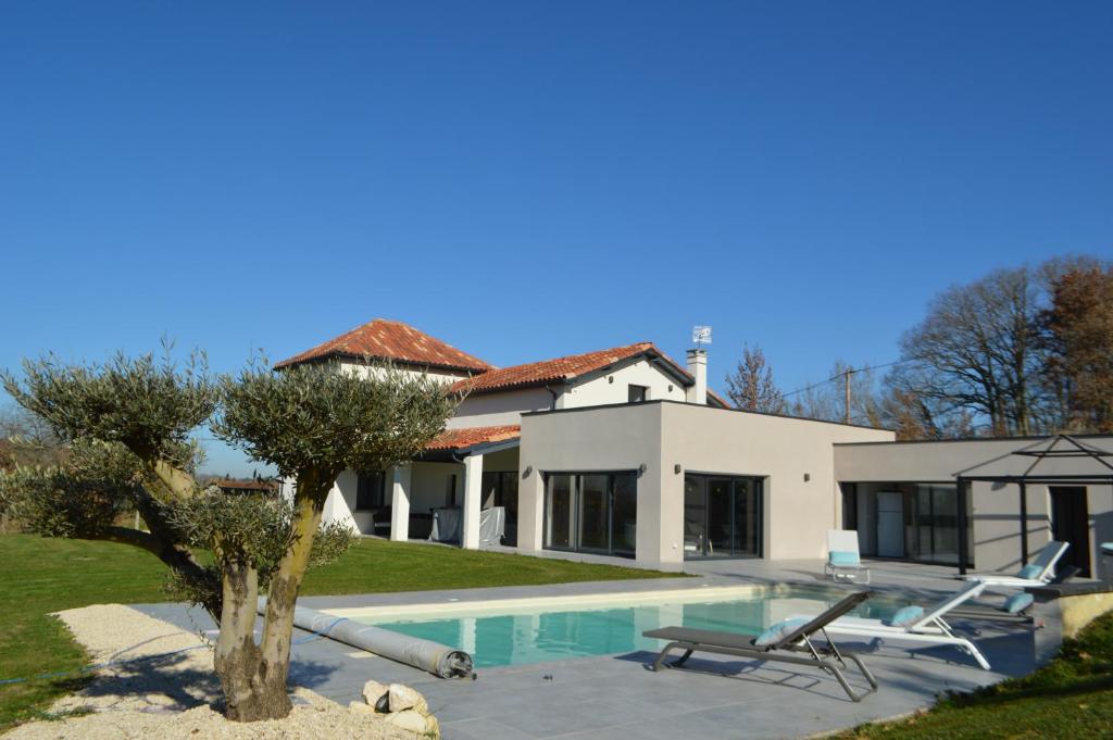 CaumontにあるVilla au coeur du Gers avec vue sur les Pyrénéesのスイミングプール付きのヴィラ、家