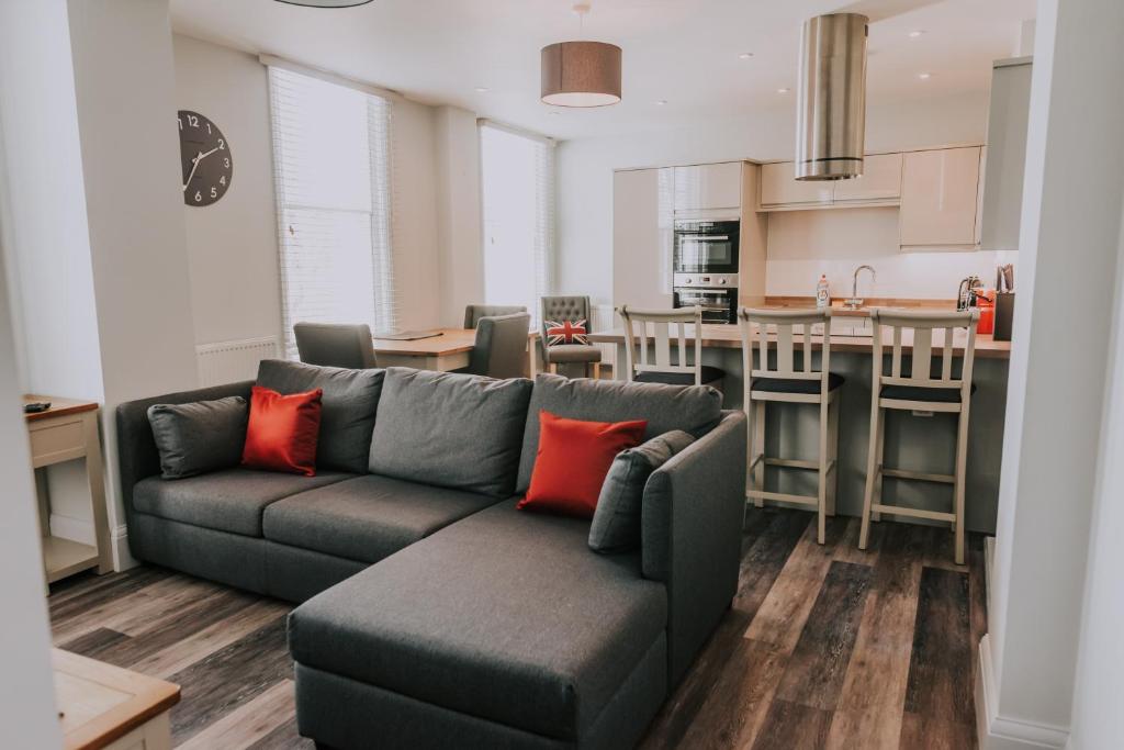 sala de estar con sofá y cocina en Cavendish House with Secure, Allocated Parking, 2 mins walk from Windsor Castle en Windsor