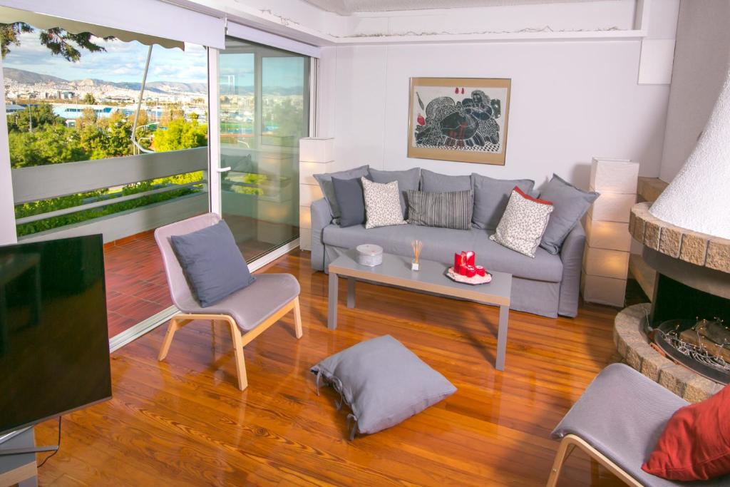 Posedenie v ubytovaní One-of-a-kind Athens Riviera Apartment
