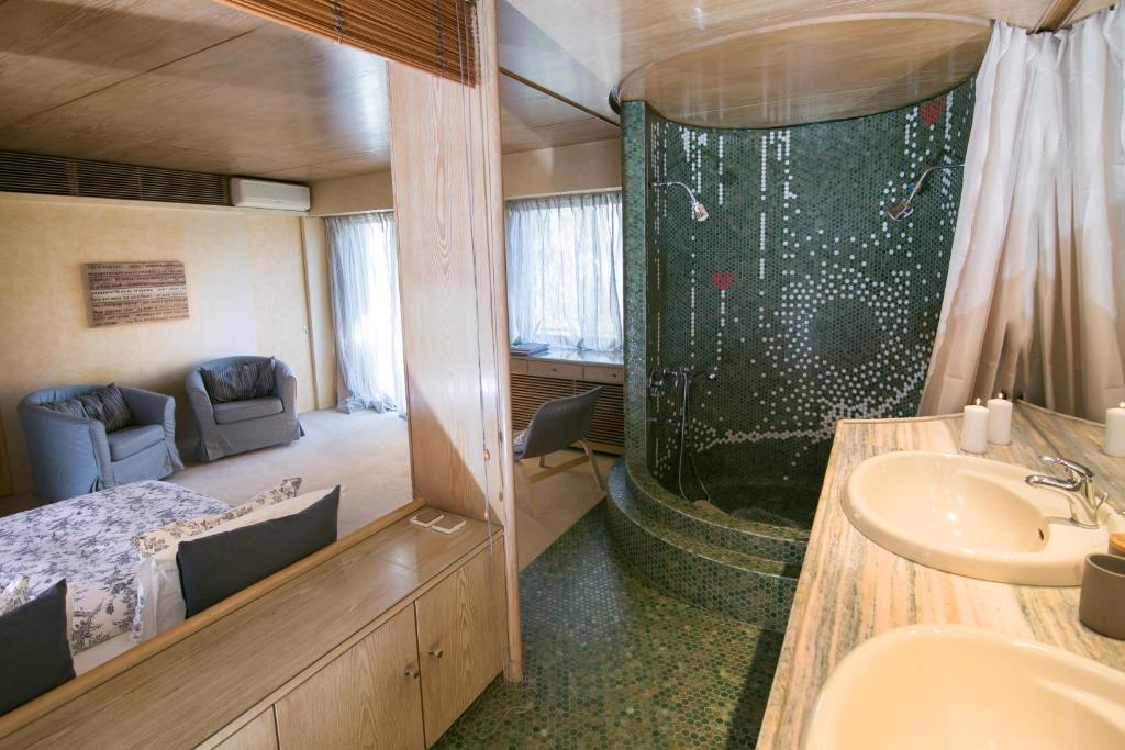 Kúpeľňa v ubytovaní One-of-a-kind Athens Riviera Apartment