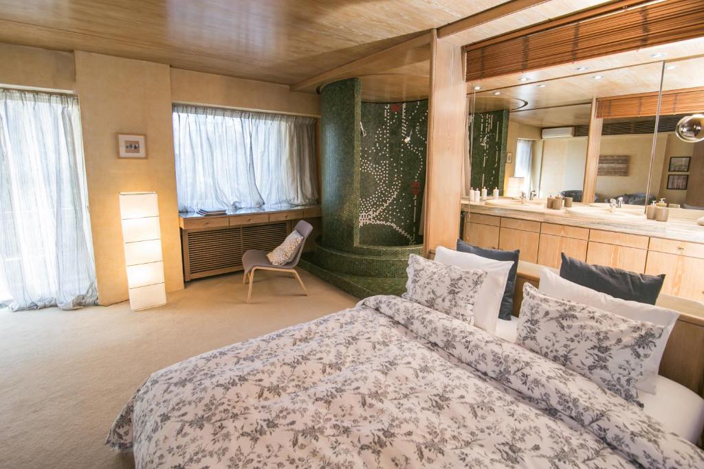 Posteľ alebo postele v izbe v ubytovaní One-of-a-kind Athens Riviera Apartment