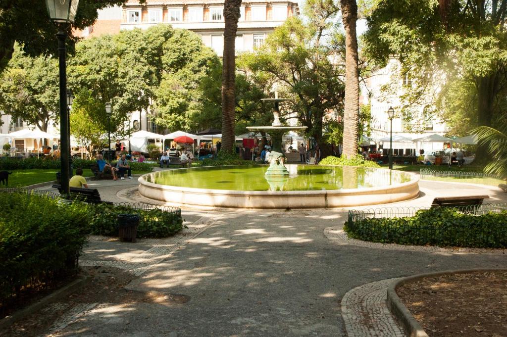 una fuente en medio de un parque con árboles en Safira, en Lisboa