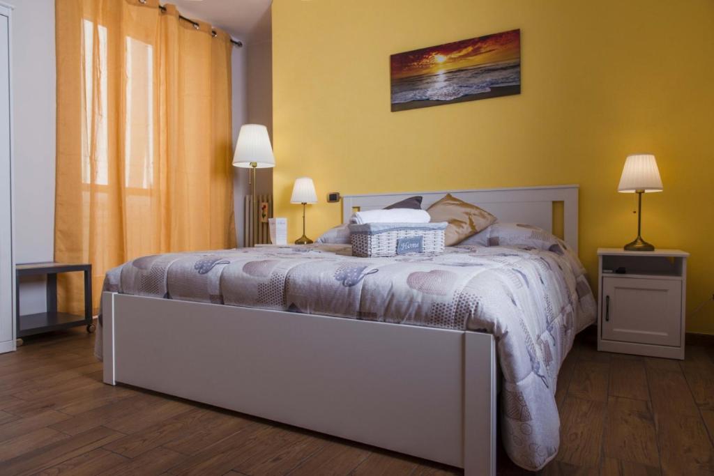 1 dormitorio con 1 cama grande en una habitación en Agorà Bisceglie, en Bisceglie