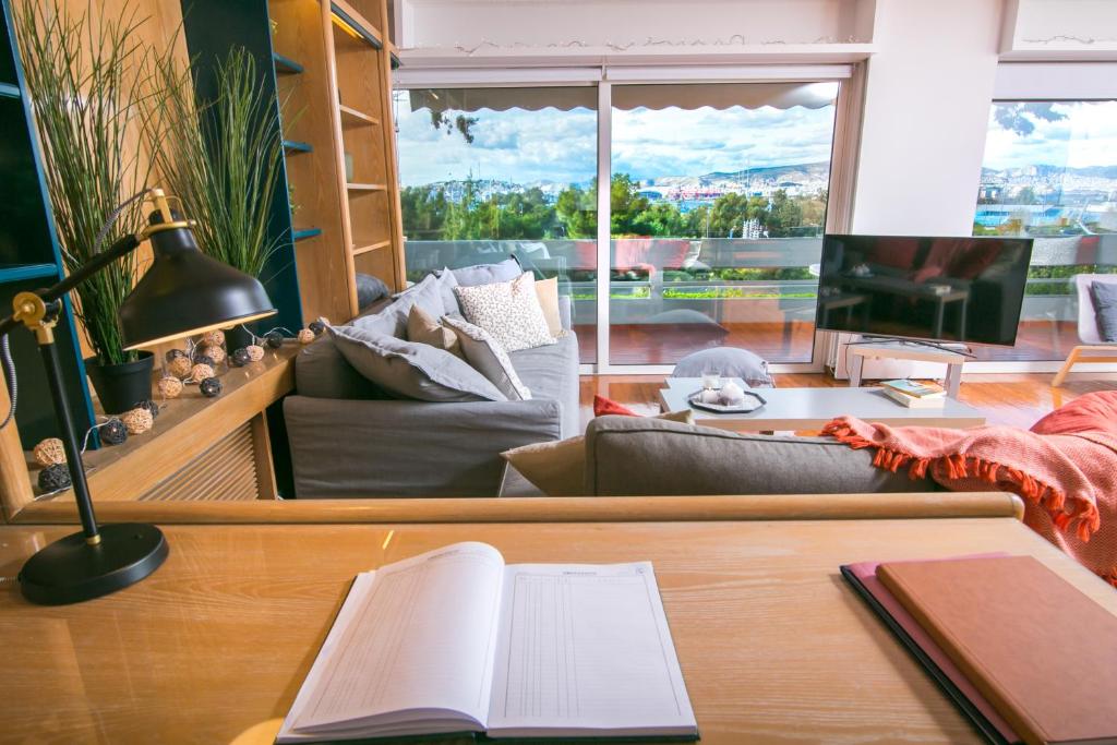 Posedenie v ubytovaní One-of-a-kind Athens Riviera Apartment
