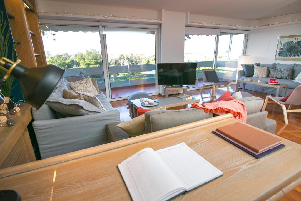 Posedenie v ubytovaní One-of-a-kind Athens Riviera Apartment