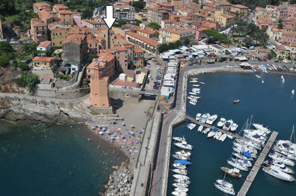 Una vista aérea de un puerto con barcos en el agua. en La Dimora nel Parco - ArgonautiVacanze, en Rio Marina