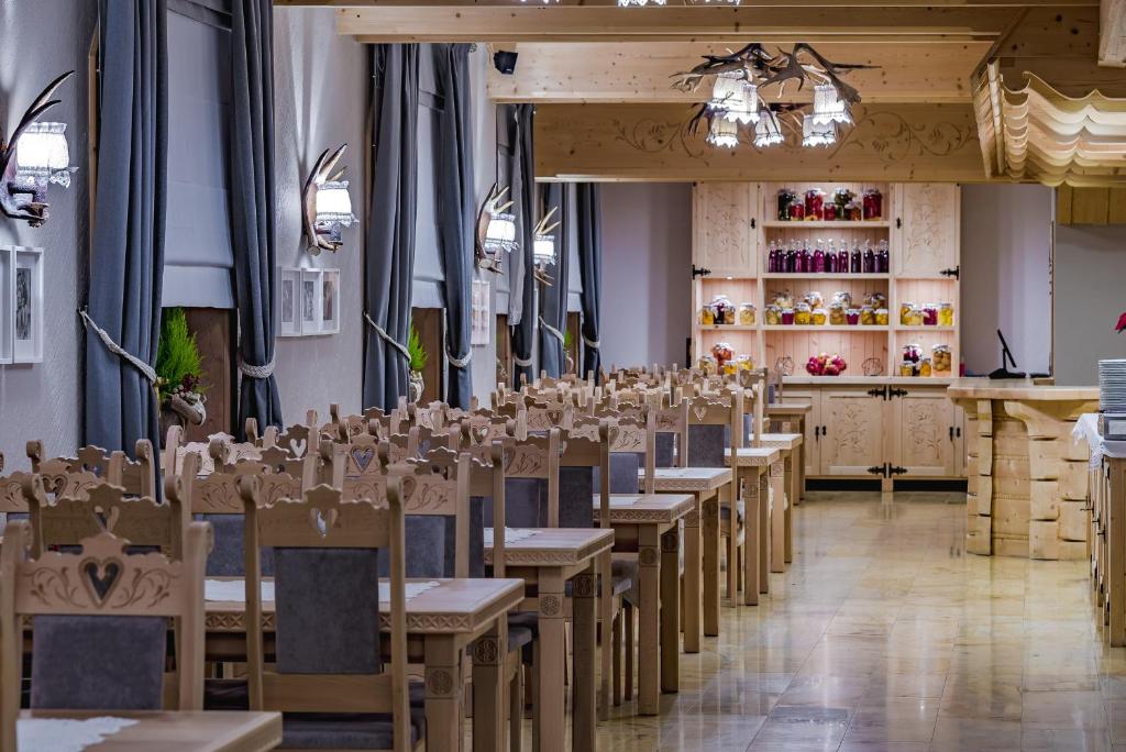 Reštaurácia alebo iné gastronomické zariadenie v ubytovaní Pensjonat Dziubas - 5 minut na piechotę do stacji narciarskiej Kotelnica i term Bania, parking przy obiekcie