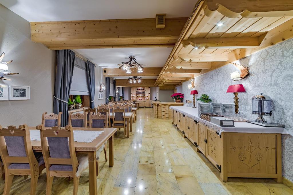 Reštaurácia alebo iné gastronomické zariadenie v ubytovaní Pensjonat Dziubas - 5 minut na piechotę do stacji narciarskiej Kotelnica i term Bania, parking przy obiekcie