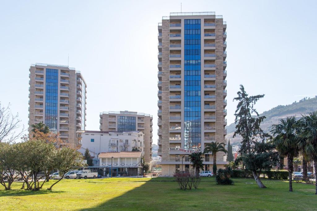 dos edificios altos en una ciudad con un parque en Central Budva apartment, en Budva
