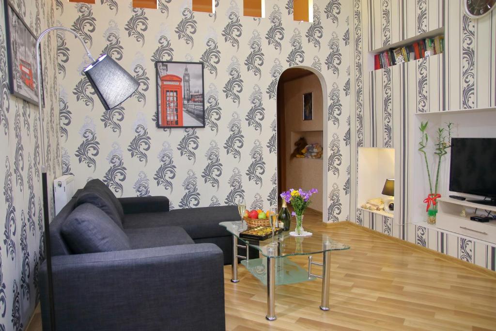 - un salon avec un canapé et une table dans l'établissement Apartment on Pushkinskaya 16, à Odessa