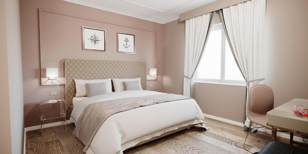um quarto com uma grande cama branca e uma janela em Mercury Rooms em Cagliari