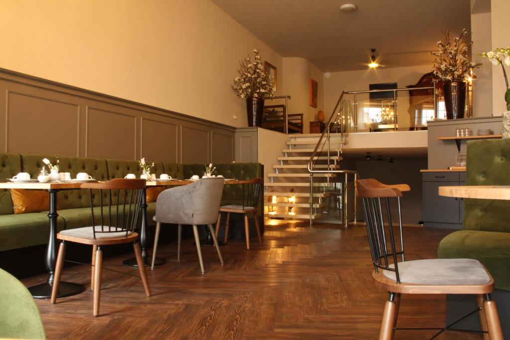 uma sala de jantar com mesa e cadeiras em Hotel Spiegel Garni em Lindau