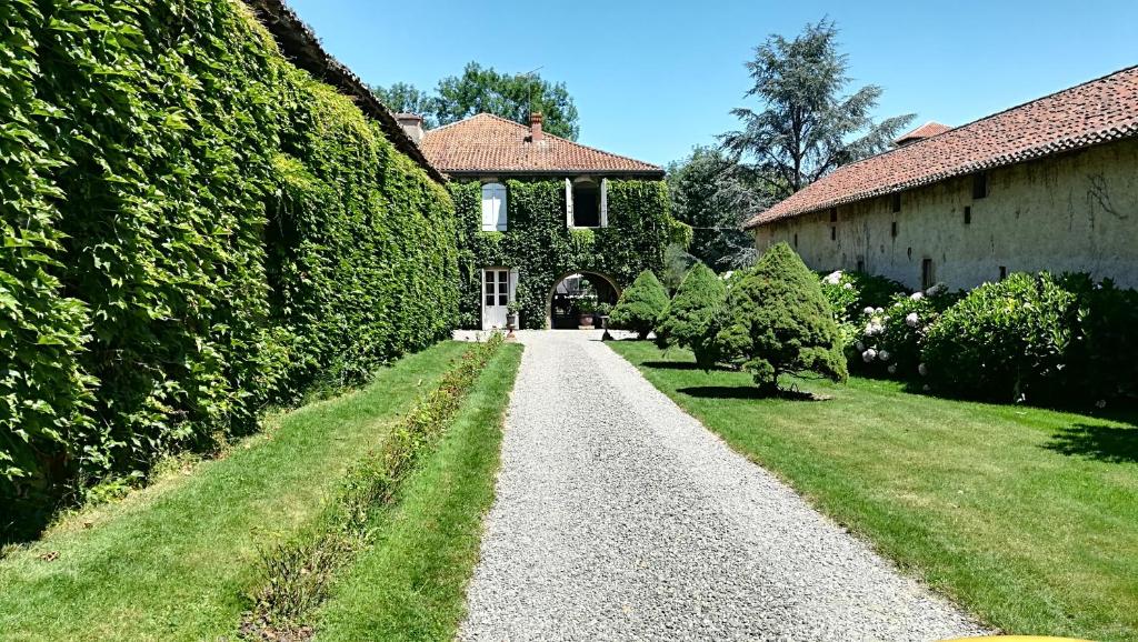 un camino de grava delante de una casa en LA SEIGNEURIE DE TILLAC, en Tillac