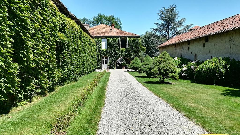 a gravel road in front of a house at LA SEIGNEURIE DE TILLAC in Tillac