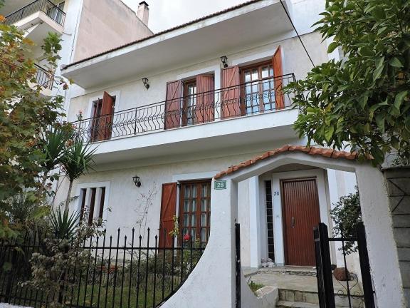 een wit huis met een hek ervoor bij Stamatina's House in Athene