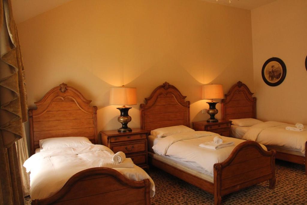 Rúm í herbergi á Newbury Hotel
