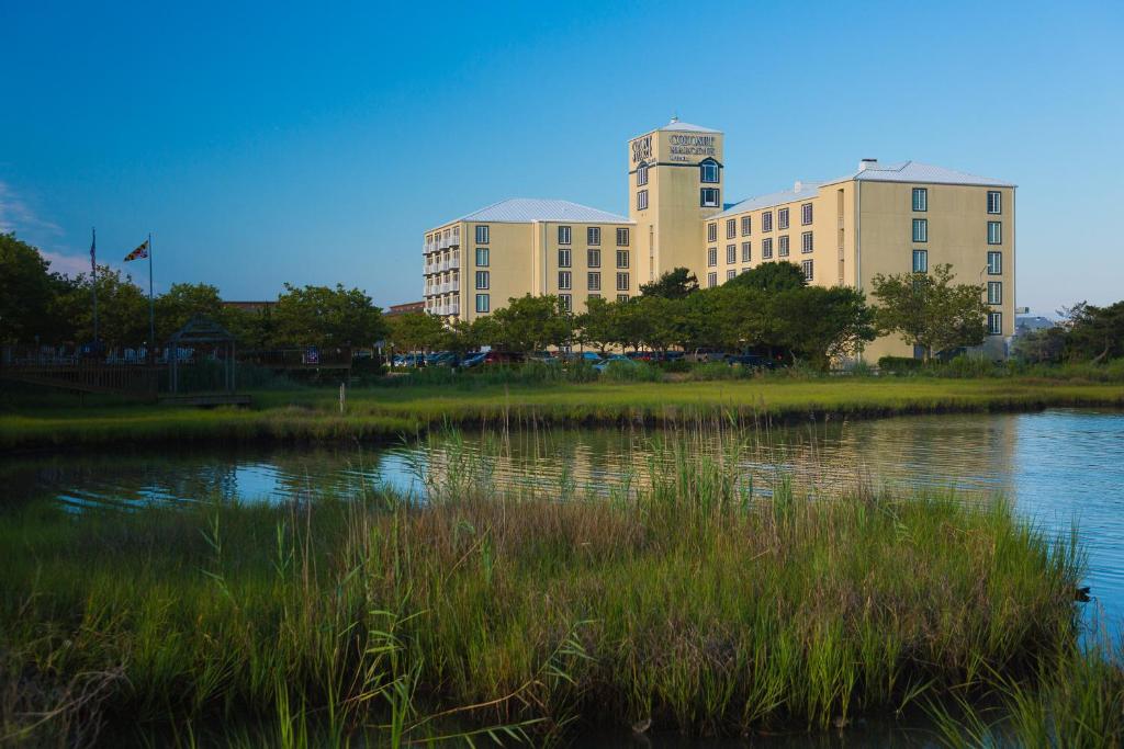 - un grand bâtiment à côté d'une étendue d'eau dans l'établissement Coconut Malorie Resort Ocean City a Ramada by Wyndham, à Ocean City