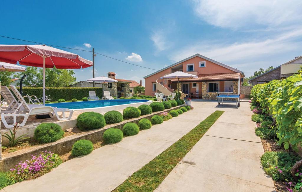 een achtertuin met een zwembad en een huis bij Villa Neno in Donji Zemunik
